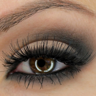 Steps to Achieving a Classic Smoky Eye